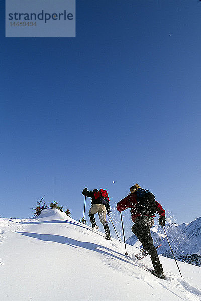 Paar auf Schneeschuhen Arctic Valley Southcentral AK Winter