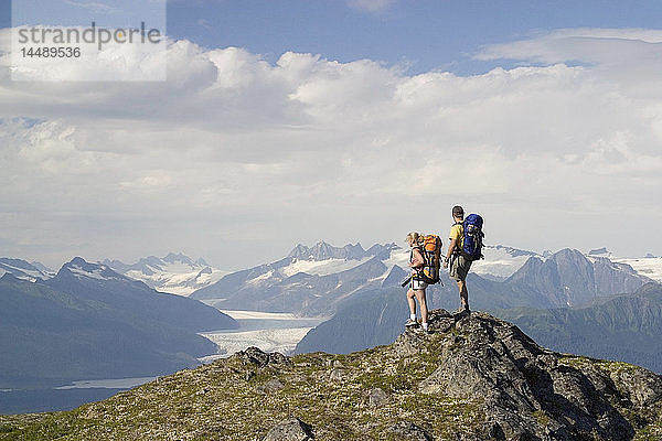 Paar beim Wandern in der Nähe des Mendenhall-Gletschers Tongass National Forest Alaska Southeast