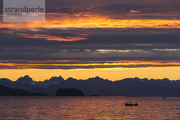 Aussicht auf den Sonnenuntergang in der Favorite Passage  die Chilkat Mountains und ein Fischerboot im Schatten  Inside Passage  Südost-Alaska