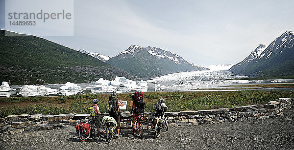 Gruppe von Radfahrern auf dem Weg zum Spencer Glacier  Chugach National Forest  Kenai Peninsula  Southcentral Alaska  Sommer