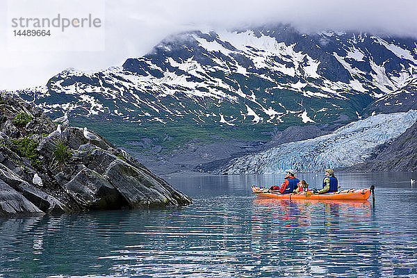 Familienkajakfahrt in der Shoup Bay mit dem Shoup Glacier im Hintergrund  Prince William Sound  Süd-Zentral-Alaska