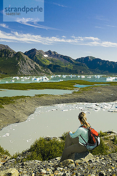 Wanderin mit Blick auf den Bear Glacier Lake im Kenai Fjords National Park  Kenai-Halbinsel  Süd-Zentral-Alaska  Sommer