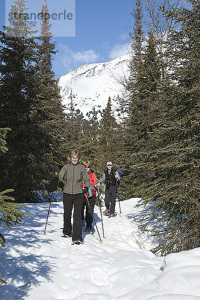 Gruppe von Freunden beim Schneeschuhwandern im Chugach National Forest in der Nähe des Turnagain Pass  Kenai-Halbinsel  Süd-Zentral-Alaska  Winter/n
