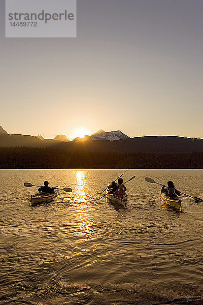 Familie Seekajak in zusammen in den Sonnenuntergang auf Bear Lake Kenai Peninsula Alaska Sommer