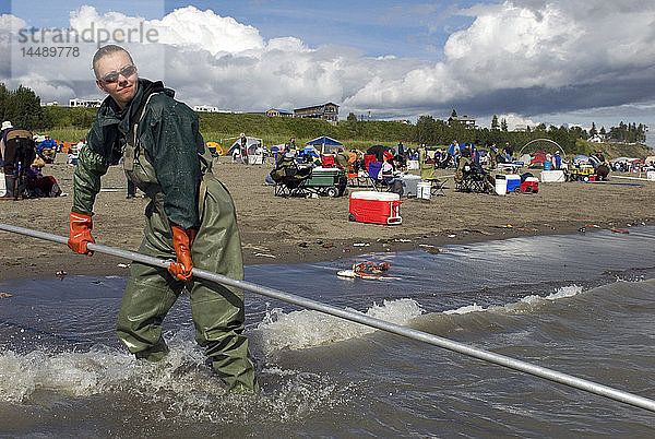 Frau  die im Sommer an der Mündung des Kenai-Flusses in das Cook Inlet in Süd-Zentral-Alaska mit dem Kescher fischt