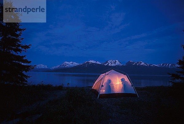 Silhouette von Menschen im Inneren des Zeltes @ Skilak Lake SC AK Sommer Scenic