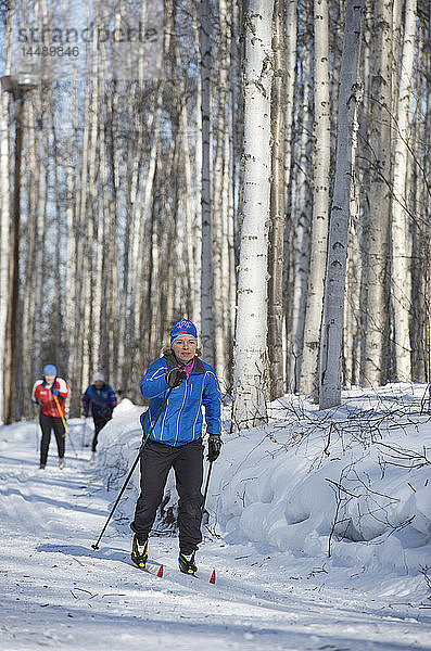 Freunde genießen den Skilanglauf auf dem Jim-Whisenhant-Langlaufloipensystem im Birch Hill Recreation Area in Fairbanks Alaska