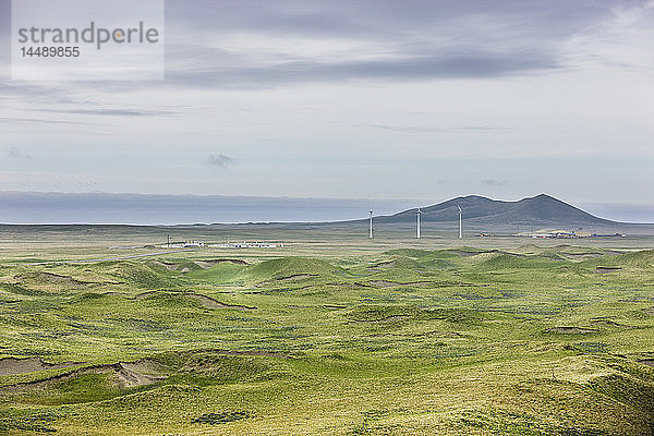 Blick auf drei Windturbinen in der Nähe der Küste der Beringsee  St. Paul Island  Südwest-Alaska  USA  Sommer