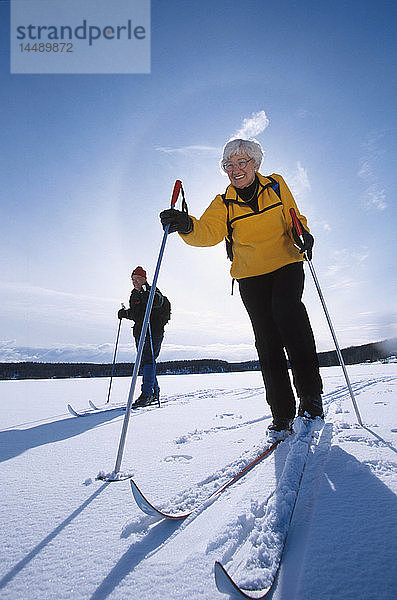 Senior Paar Langlauf Otter Lake SC AK Winter