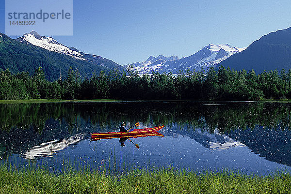 Frau beim Kajakfahren auf dem Moose Lake Mendenhall Glr Rec AK/nSüdost