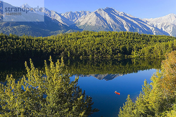 Frau beim Kanufahren auf dem Long Lake im Matanuska Valley Chugach National Forest Alaska Sommer