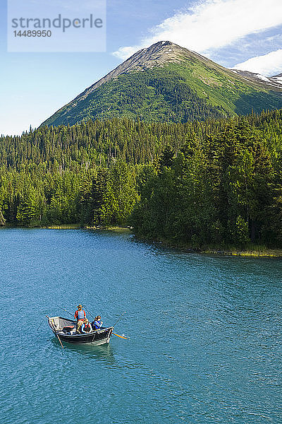 Angler beim Fliegenfischen vom Boot aus auf dem Kenai-See auf der Kenai-Halbinsel  Southcentral  Alaska