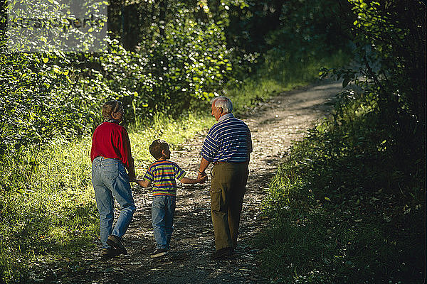 Familie Spaziergänge im Wald Anchorage SC Alaska einige w / Angelrute oder bbBat