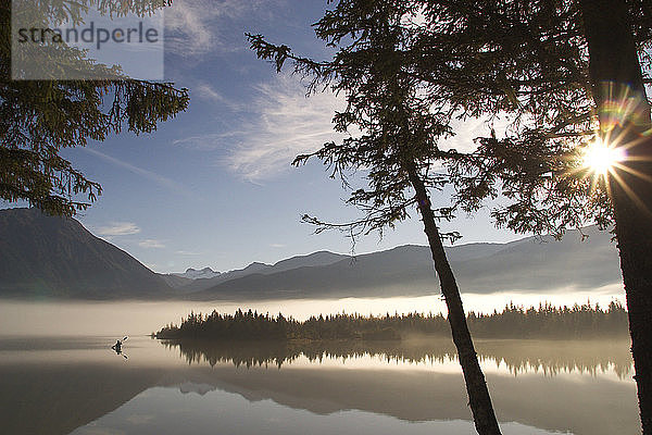 Kajakfahrer auf dem Mendenhall Lake mit Morgennebel SE AK Digital/nComposite