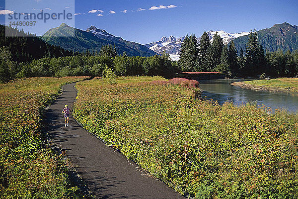 Frau joggt Mendenhall Gletscher & Fluss Südost AK Sommer landschaftlich