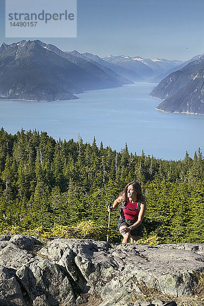 Wanderer klettert auf dem Mt Riley Trail über Haines SE AK Sommer Chilkoot & Taiya Inlet Tongass NF Coast Mtns