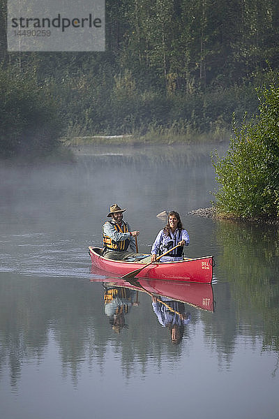 Paar Kanufahren auf dem See Portage Valley SC AK Sommer
