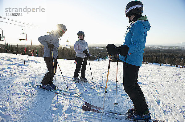 Freunde auf dem Gipfel des Hilltop-Skigebiets in Anchorage  Alaska