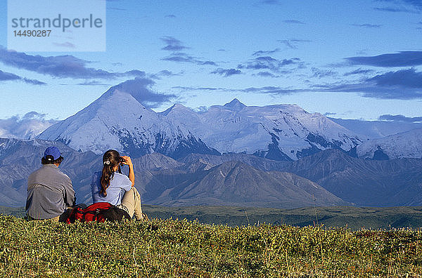 Wanderer  die sich ausruhen und das Alaska-Gebirge betrachten DNP Alaska