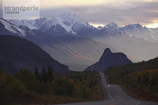 Panoramablick auf den Berg Lions Head und die Chugach Mountains mit dem Glenn Highway im Vordergrund  Herbst