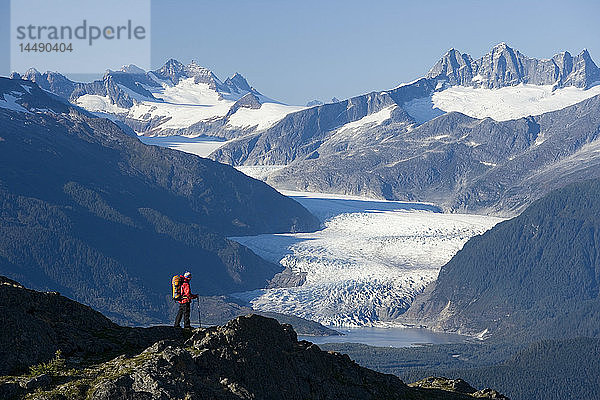 Mann wandert in Alaska´s Tongass National Forest mit Blick auf den Mendenhall Gletscher in der Nähe von Juneau Alaska Südost Herbst