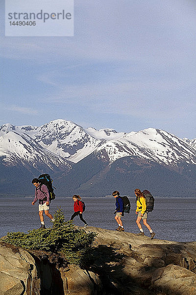 Familienwanderung auf den Felsen Turnagain Arm Southcentral Alaska Sommer malerischen Kenai Mountains