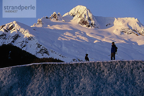 Wanderer stehend Mendenhall Glacier Coast Mountains Südost Alaska Winter landschaftlich