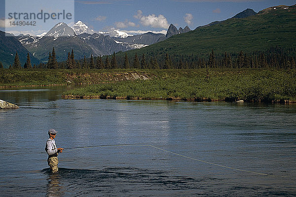 Mann beim Fliegenfischen am Lake Creek SC Alaska Sommer