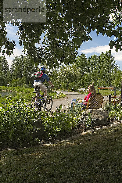 Junger Mann und Frau Fahrrad auf Anchorage Coastal Trail AK SC Sommer