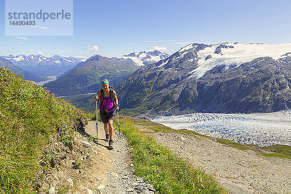 Frau wandert auf dem Harding Icefield Trail entlang des Exit Glacier im Kenai Fjords National Park in der Nähe von Seward  Kenai Peninsula  Süd-Zentral-Alaska  Sommer  HDR