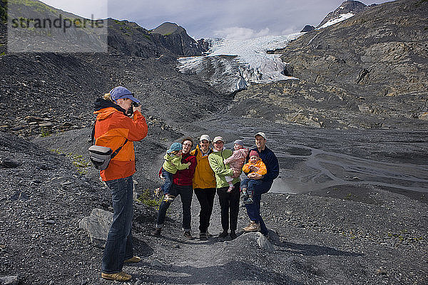 Familien posieren für ein Foto auf einem Pfad vor dem Worthington-Gletscher  Chugach National Forest  Southcentral  Alaska