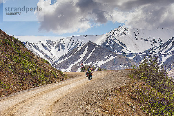 Eine Frau auf Fahrradtour im Denali-Nationalpark  Grassy Pass  Süd-Zentral-Alaska