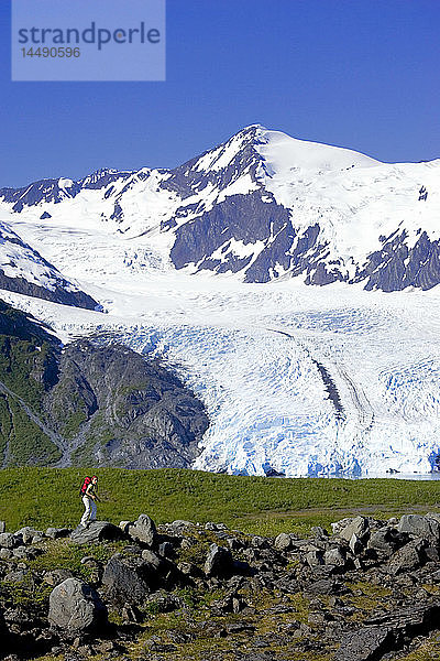 Mädchen wandern über Portage Pass Trail Chugach Mtns w/Portage Glacier bckgrnd Chugach NF Alaska Sommer