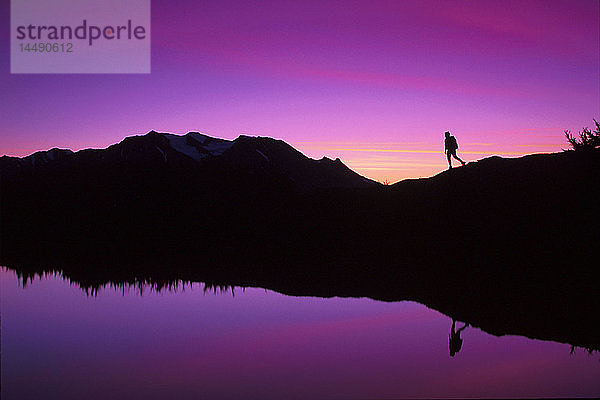 Wanderer in der Morgendämmerung Silhouetted Lost Lake KP Alaska