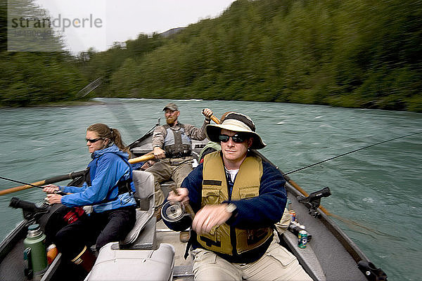 Pärchen beim Spinnfischen vom Treibboot auf dem Kenai River Kenai Peninsula Alaska Sommer Unscharfe Aktion