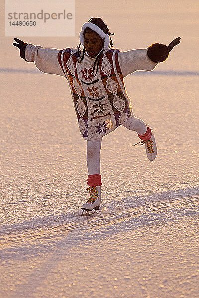 Mädchen Anchorage Area Lake Ice Skating Hintergrund Sonne AK Southcentral Winter Porträt Schnee