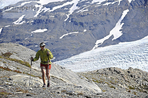 Frau beim Wandern entlang des Exit Glacier im Harding Icefield  Kenai Fjords National Park  Kenai Peninsula  Southcentral Alaska  Sommer