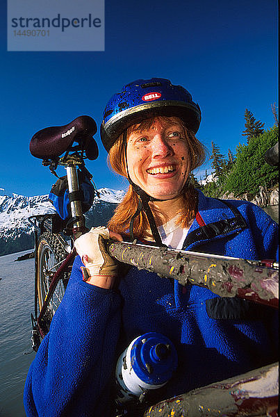 Porträt einer Mountainbikerin mit Fahrrad SC Alaska