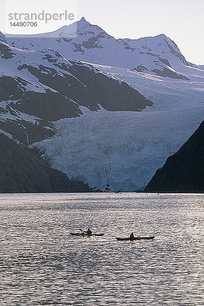 Kajakfahrer Silhouette vor Holgate Gletscher Kenai Fjords Nat Park Kenai Peninsula Alaska Sommer