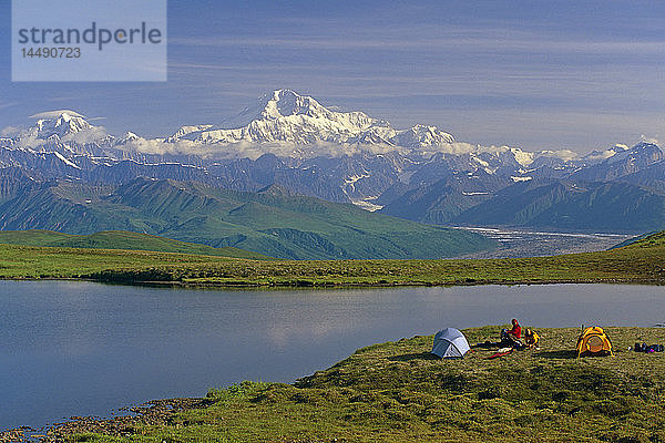 Wanderer @ Camp in der Nähe von Tundra Pond Denali SP SC AK Sommer/nw/Mt McKinley Hintergrund