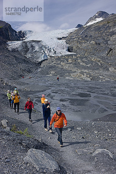 Familien wandern auf einem Pfad vor dem Worthington-Gletscher  Chugach National Forest  Southcentral  Alaska