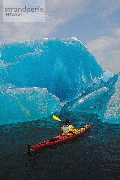 Seekajaker nähert sich Eisberg Tracy Arm SE AK Sommer Fords-Terror Wilderness Area