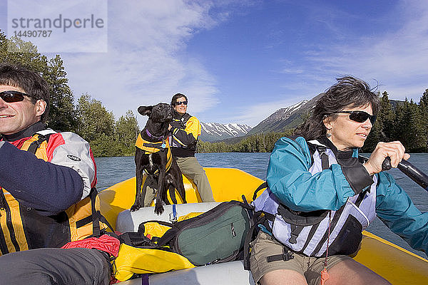 proPaar auf geführter Rafting-Tour mit Führer und Hund Kenai River Kenai Peninsula Alaska Sommer