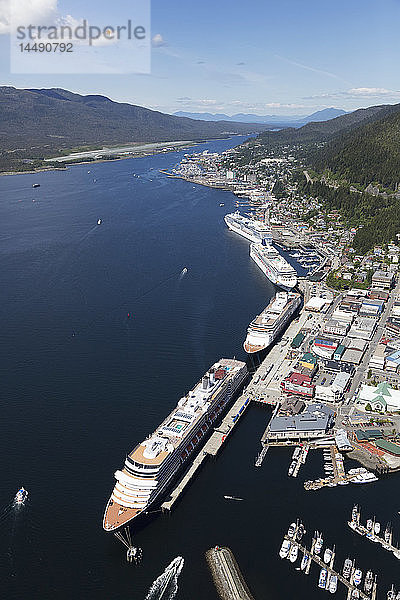 Blick auf die Kreuzfahrtschiffe  die Tongass Narrows und die Innenstadt von Ketchikan  Revillagigedo Island  Südost-Alaska