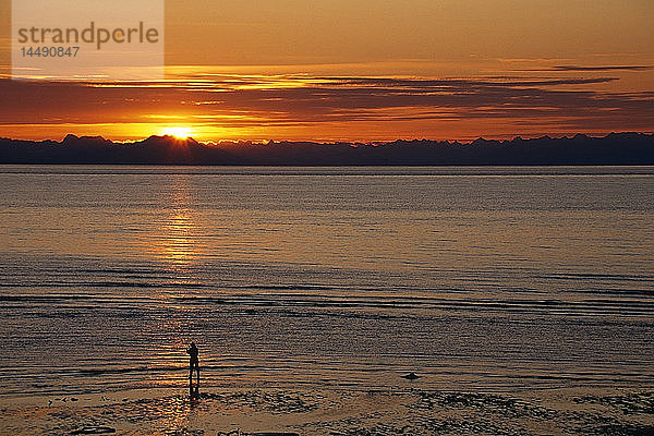 Mann beim Fischen am Strand Sonnenuntergang Cook Inlet Süd-Zentral-Alaska