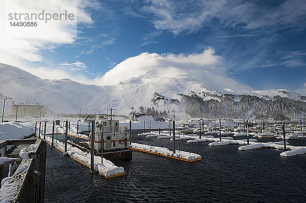 Der Hafen von Whittier ist nach einem Wintersturm mit Schnee bedeckt  Prince William Sound  Süd-Zentral-Alaska
