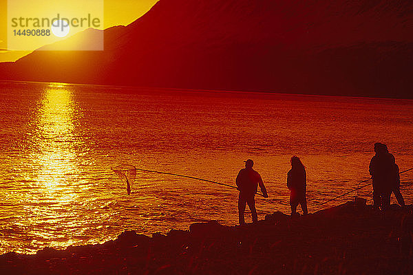 Mann Hooligan Fischen Sonnenuntergang Turnagain Arm SC Alaska
