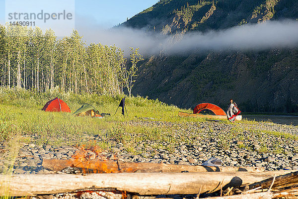 Blick auf einen Campingplatz mit Morgennebel entlang des Yukon River  Yukon Territory  Kanada