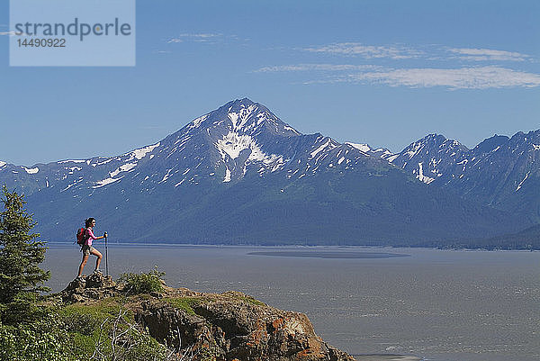 Frau Wanderer entlang Turnagain Arm SC Alaska Sommer