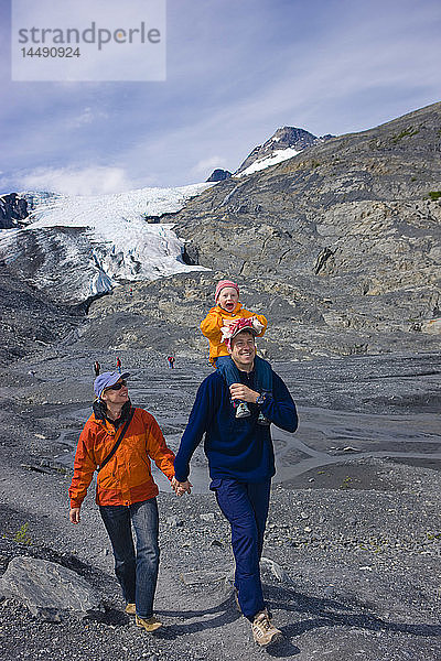 Familie beim Wandern auf einem Pfad vor dem Worthington-Gletscher  Chugach National Forest  Southcentral  Alaska